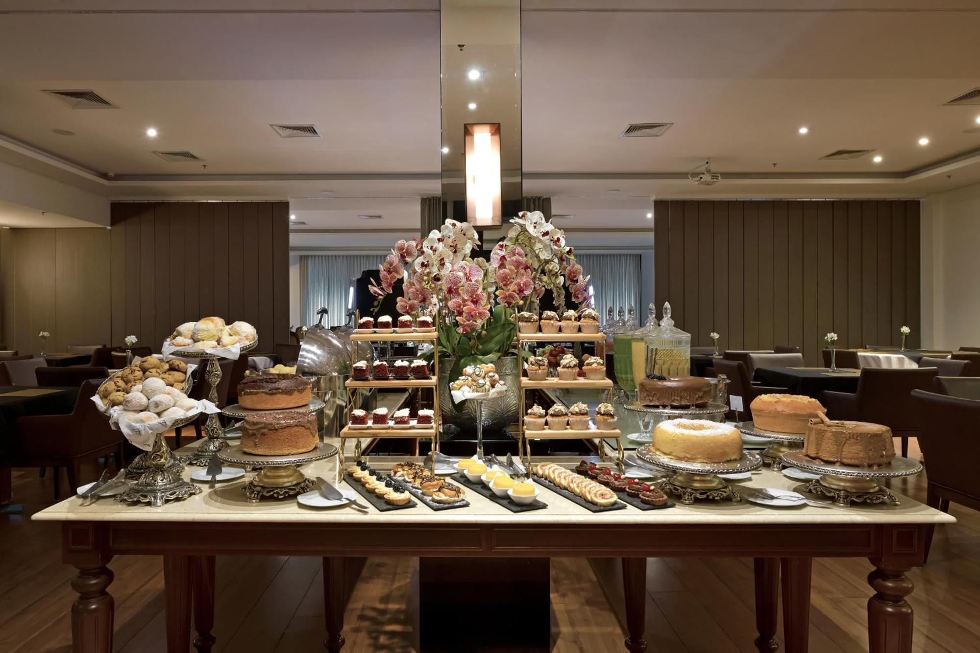 Hotel Mont Blanc Premium Рібейран-Прету Екстер'єр фото A dessert buffet