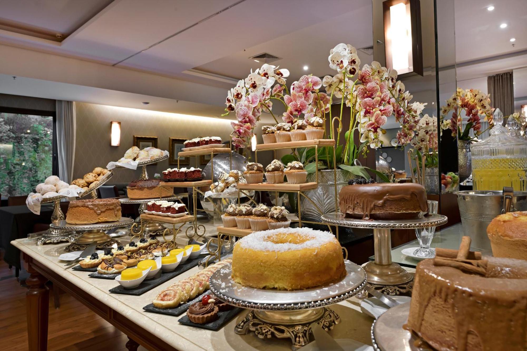 Hotel Mont Blanc Premium Рібейран-Прету Екстер'єр фото A dessert buffet